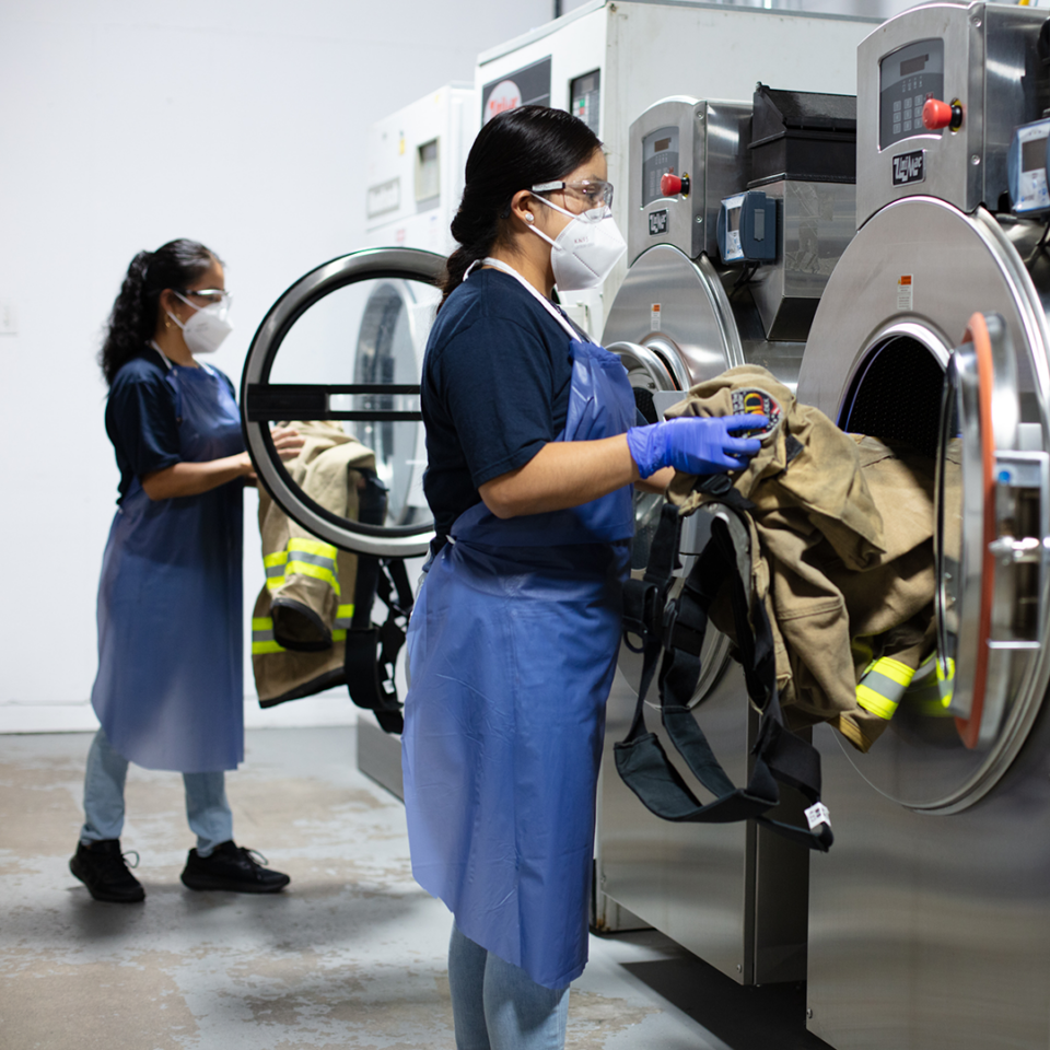 Gear-Wash_Services_IMG_5374_Dayton_Extractor-with-Associate_1080