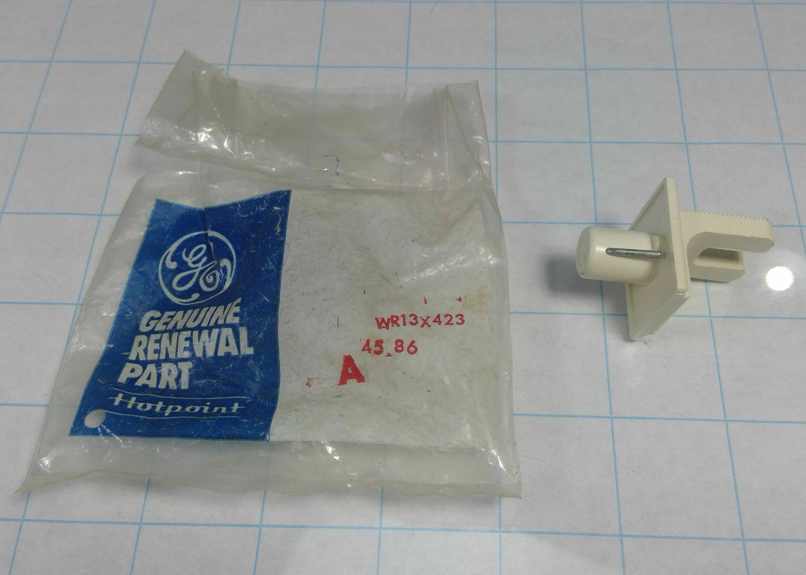 NEW General Electric GE Hotpoint REFRIGERATOR Shelf Support HINGE WR13X423