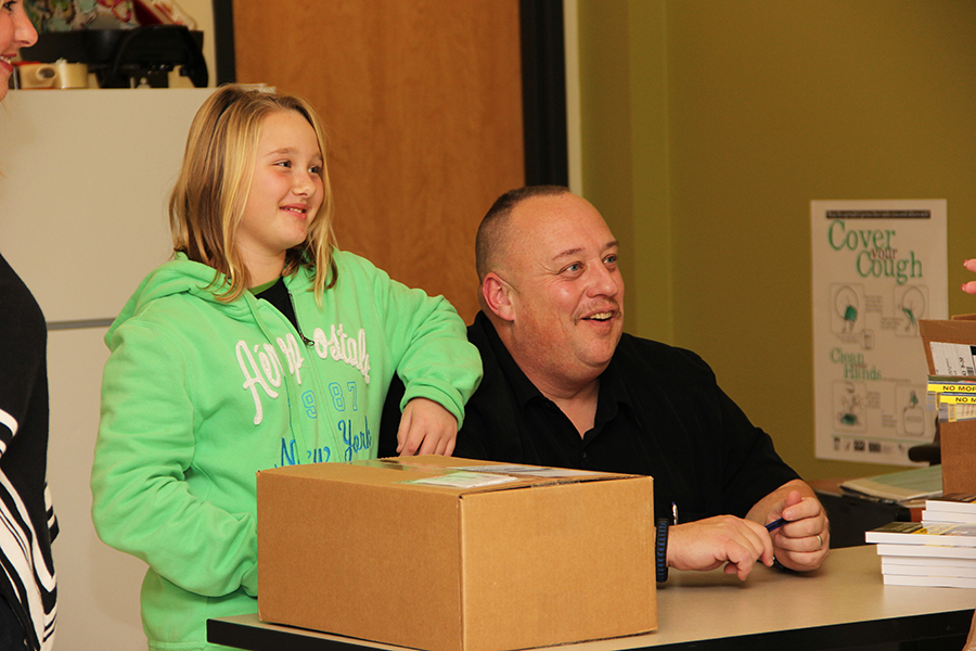 Chief Oliver hangs out with Chloe