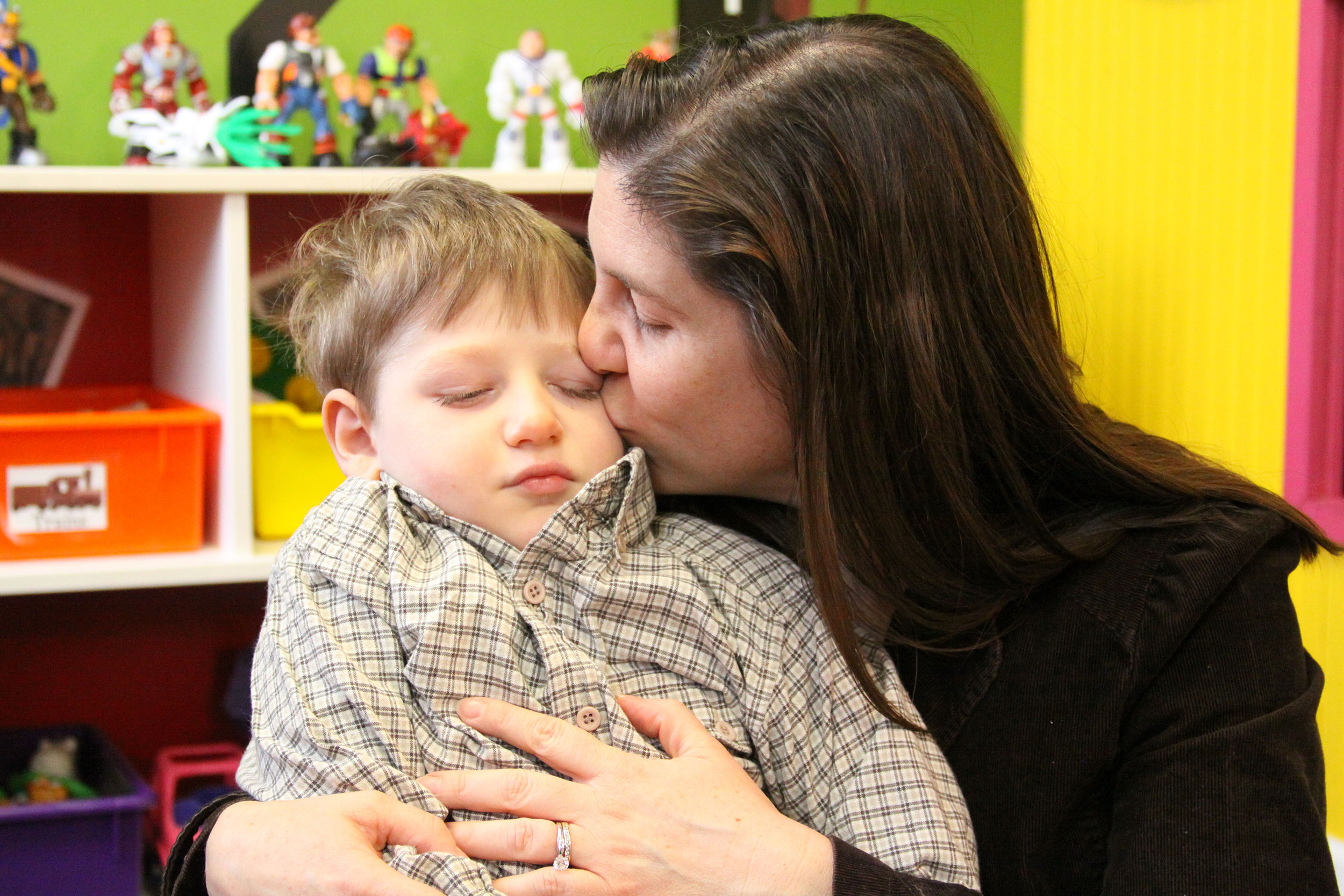 Andrew_gets_kiss_from_mom