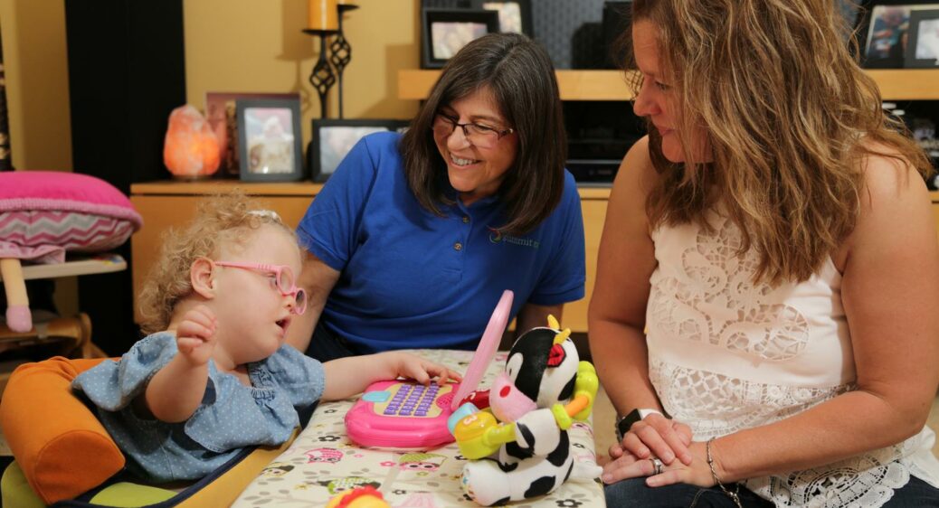 158A9094 Amelia and mother Shelly having an Early Intervention home visit with Developmental Specialist Melinda Ciccarelli.