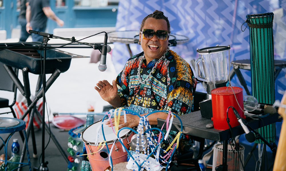 Dendê Macêdo plays the drums