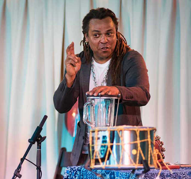 Dendê Macêdo speaks about drums
