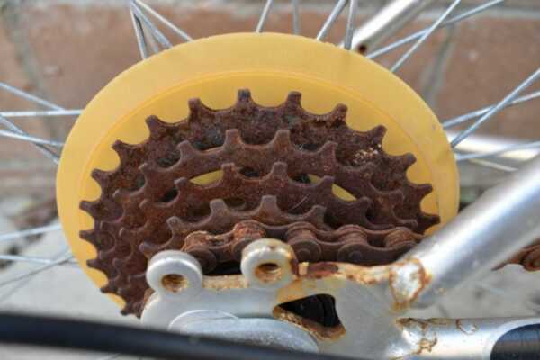 rusty bike chain and gears
