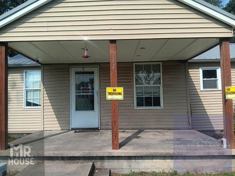 3BR Home in LaCygne , KS photo 3