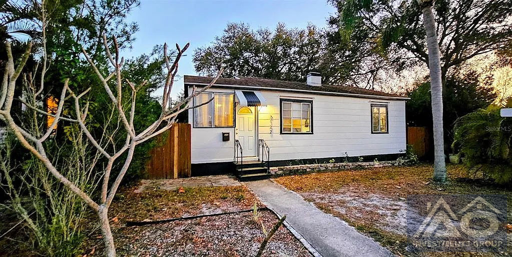 (ST. PETERSBURG) 2 Beds / 1 Bath only for 275k!
