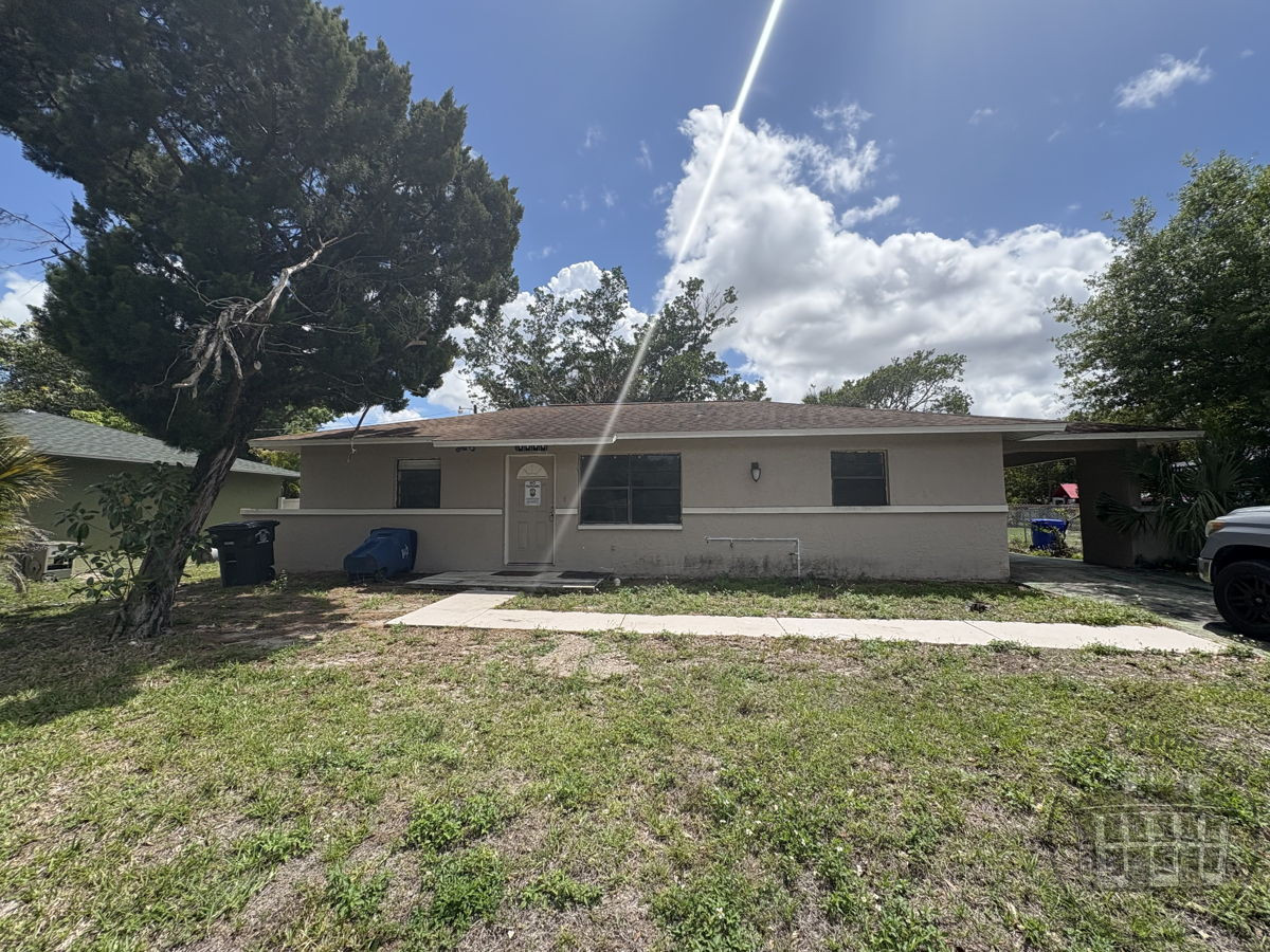 Walk to Bars & Restaurants | Downtown Fort Myers | 3 BD / 2 BA | Buy Now $160K | $300K ARV