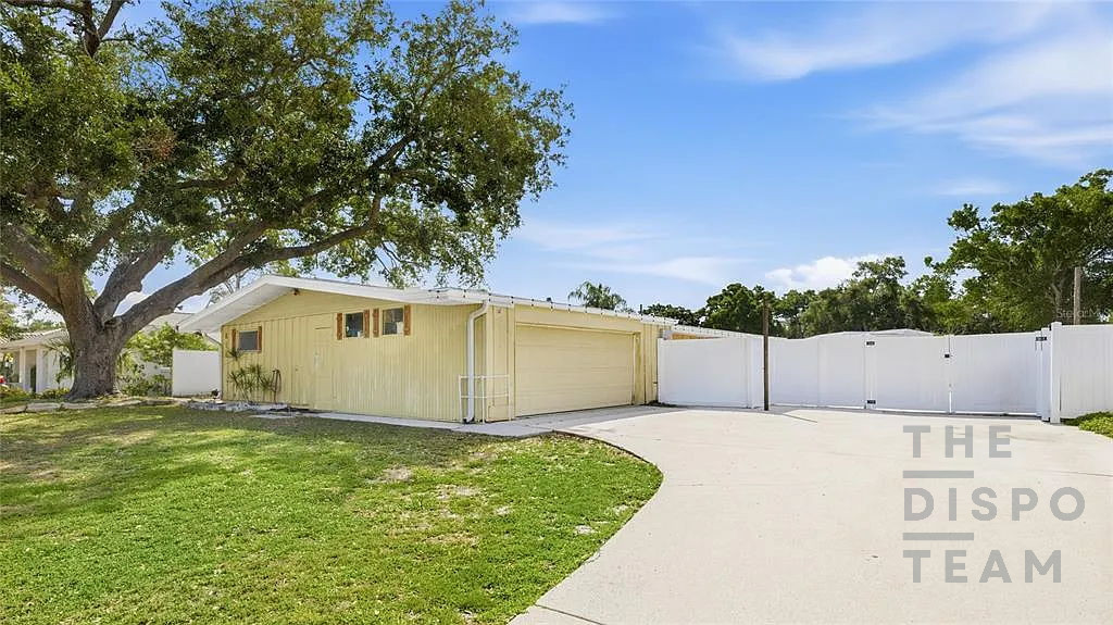 💰💰Sarasota Pool Home Value-Add Deal – Oversized Lot & Huge Upside!💰💰