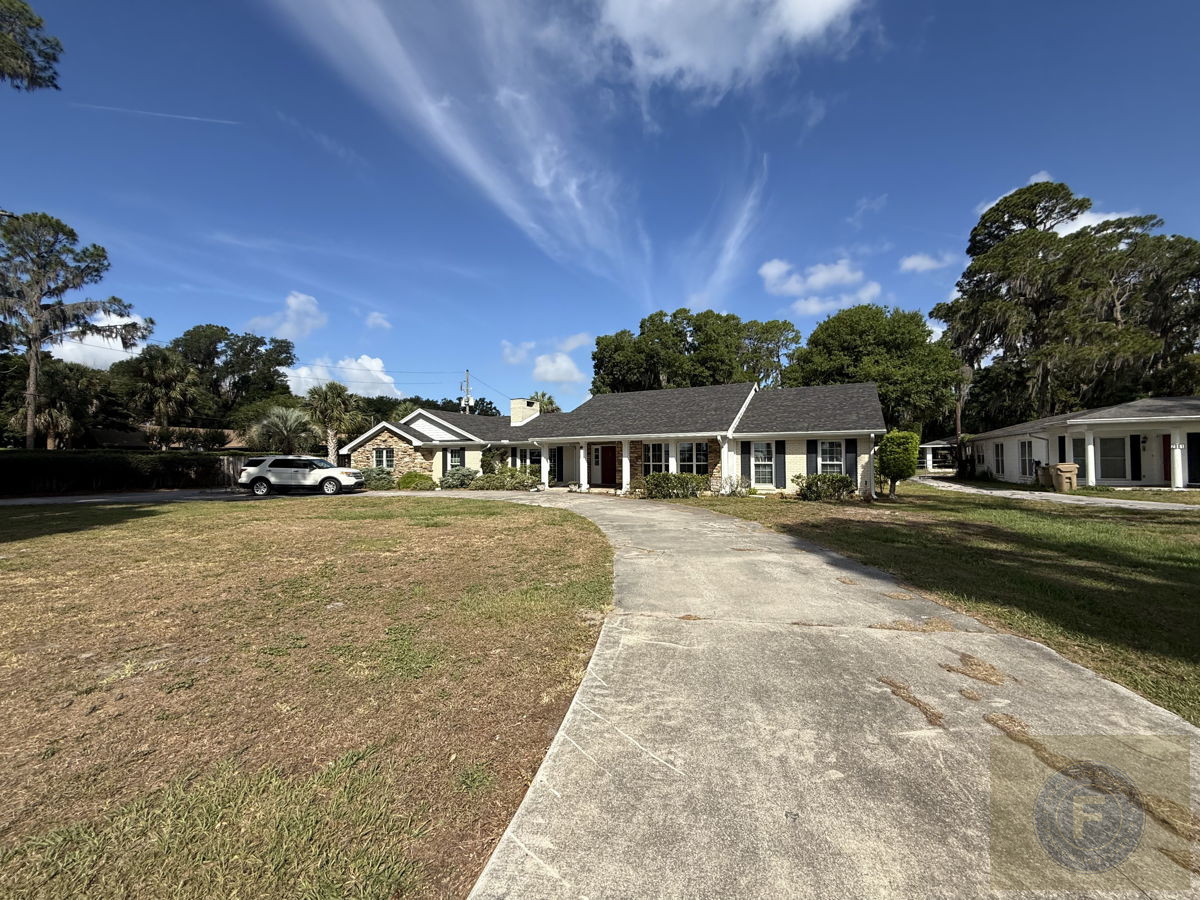 GREAT FIX AND FLIP OR BUY AND HOLD IN 2905 Lakeshore Dr, Mount Dora, FL 32757