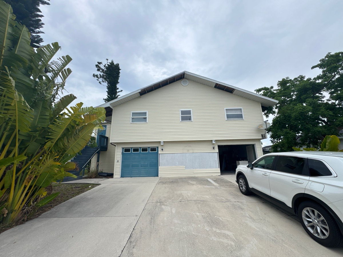 Deep Water Canal, NO Bridges! 4 bedroom, 3 bath in boating community.