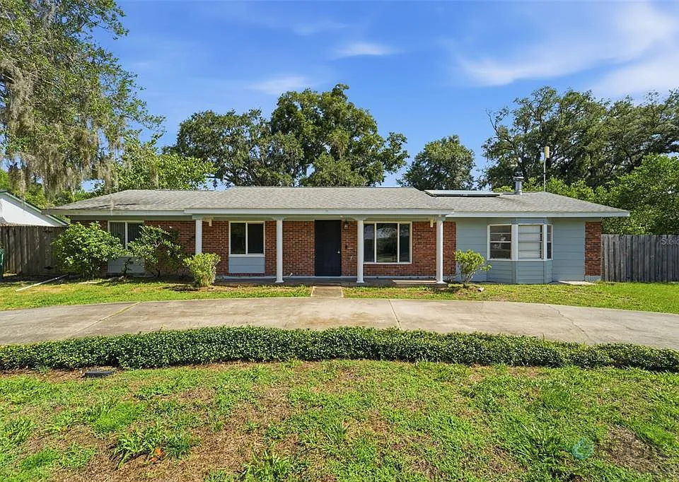 POOL HOME VALUE-ADD | LARGE LOT UPSIDE IN 915 E Michigan Ave, Deland, FL 32724