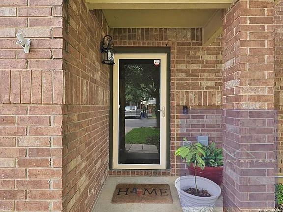 4BR Home in Converse , TX photo 2
