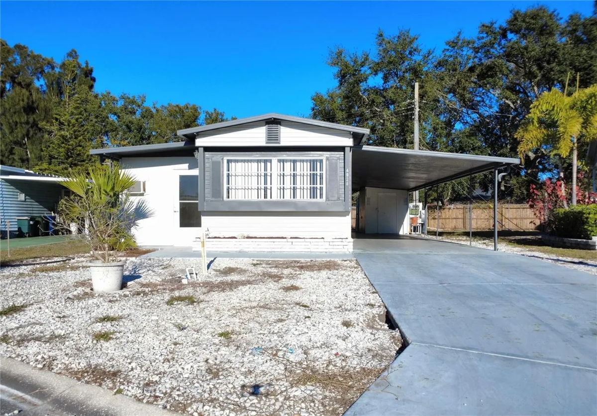 Sarasota, Florida - 2 Bed /1 Bath 672 SQFT | Light Rehab | Land + Mobile Home