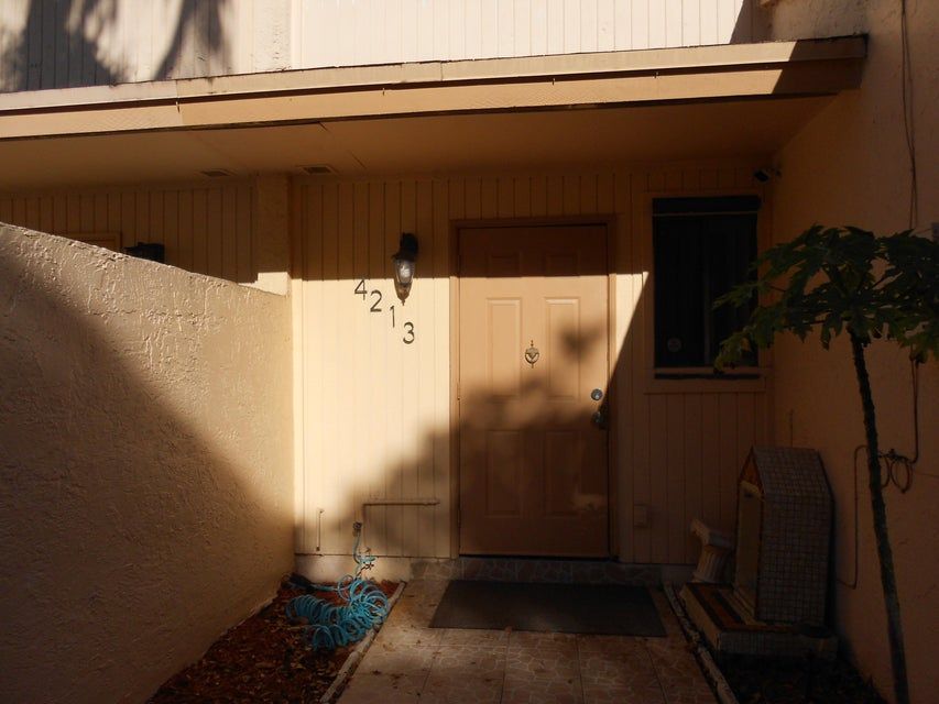 🏠🔥 Davie FL Townhouse at $290K — Updated Flooring Already Done, Big Spread, Stirling Pointe Community!