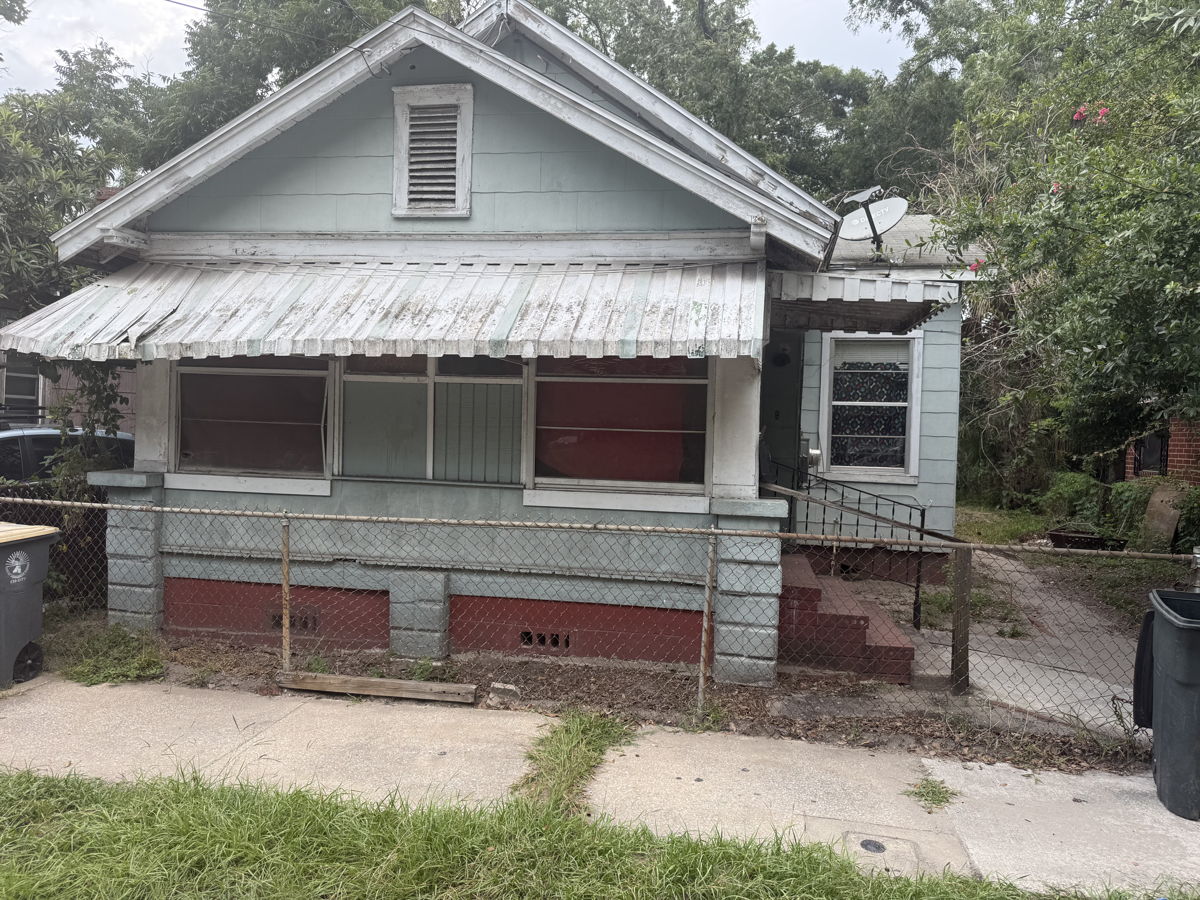 Vacant 3/1 with newer central AC