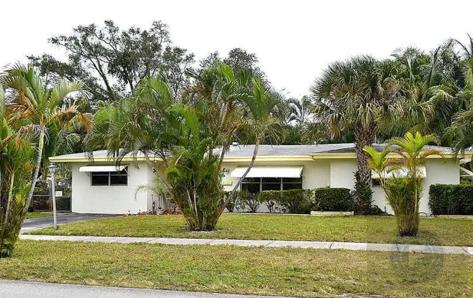 GREAT FIX AND FLIP OR BUY AND HOLD IN 3221 SW 17th St, Fort Lauderdale, FL 33312
