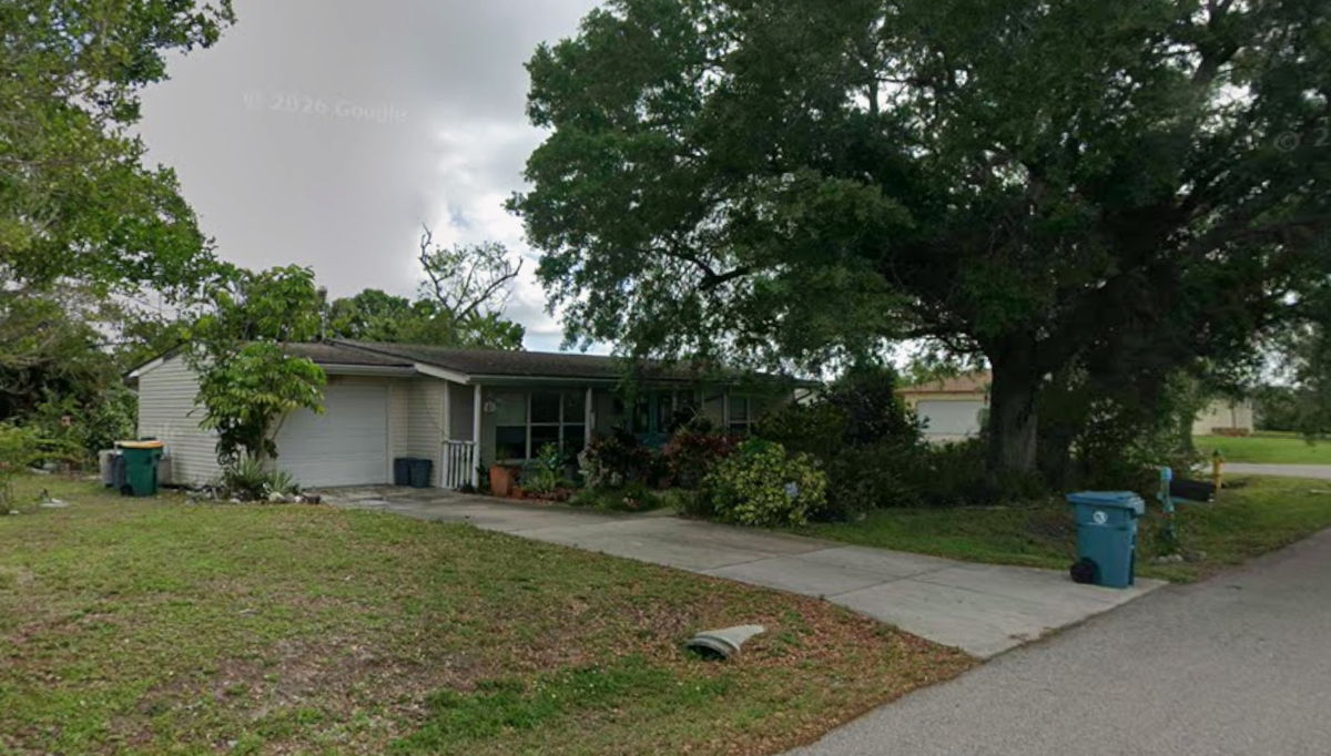 🛠PORT CHARLOTTE PROJECT WITH UPSIDE — 2/2 | OFFICE/POTENTIAL 3RD BR | LARGE LOT | GARAGE