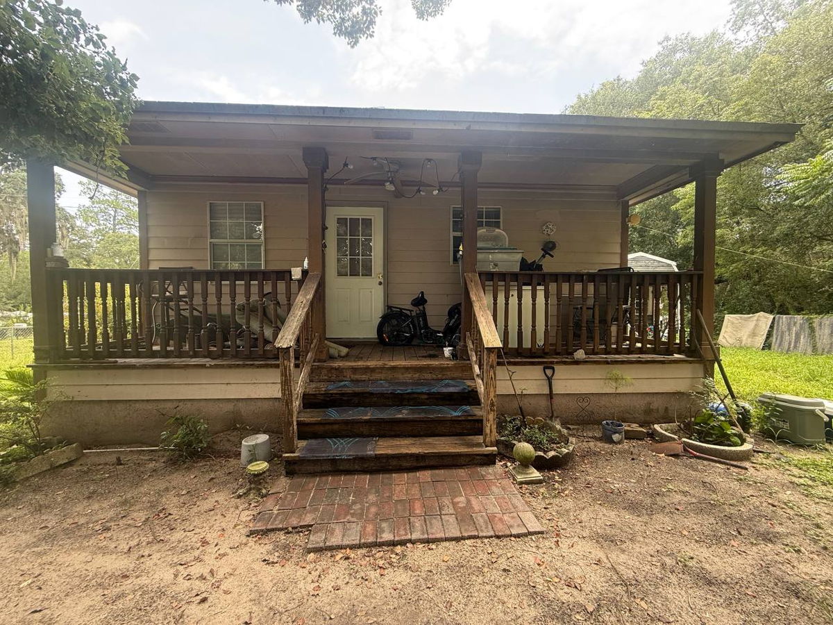 OCKLAWAHA, FL — 3BR/2BA SINGLE-FAMILY