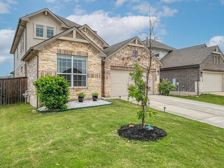 4BR Home in Manor , TX photo 4