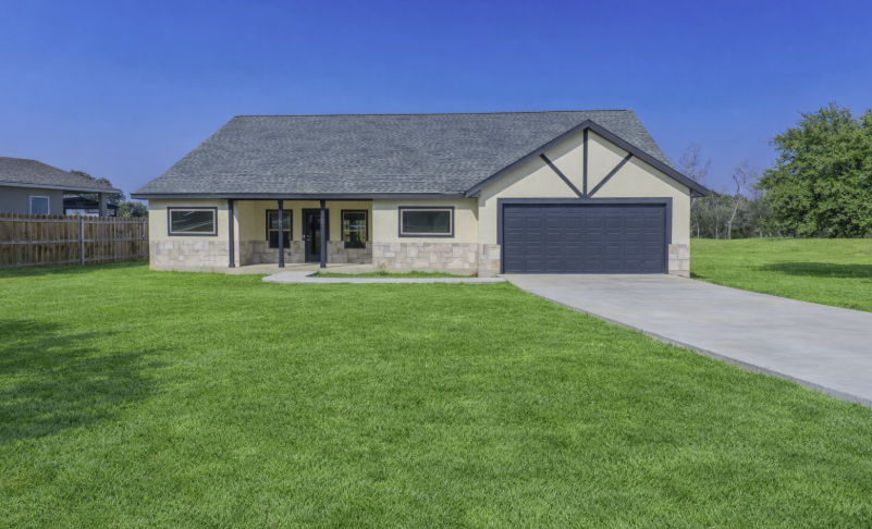 4BR Home in Lytle , TX