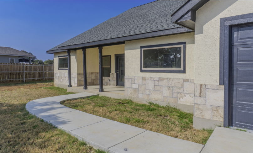 4BR Home in Lytle , TX photo 3