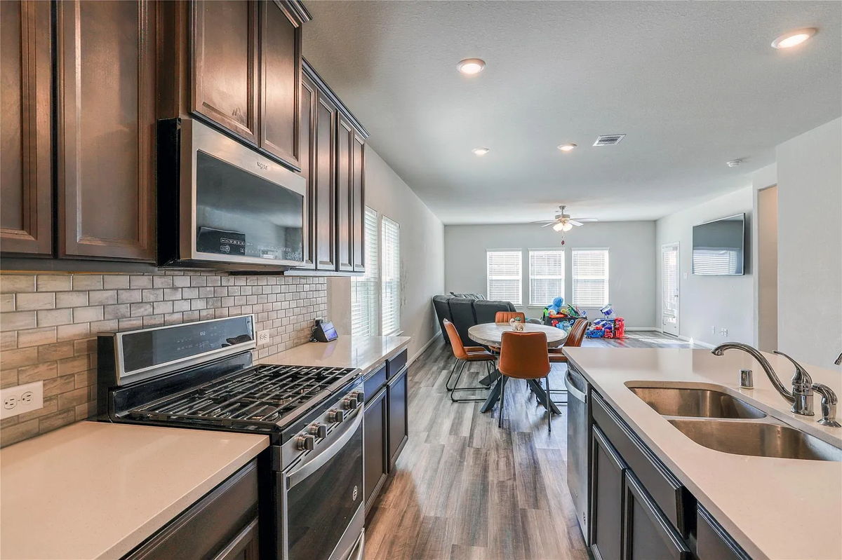 4BR Home in Rosharon , TX photo 2