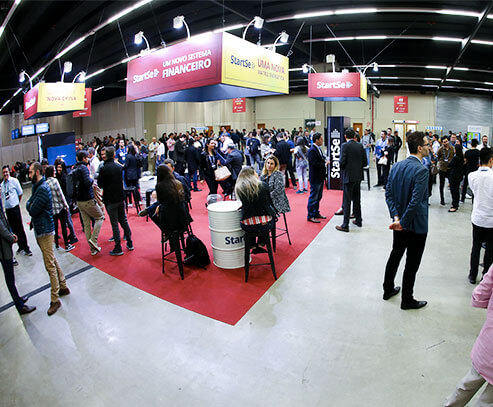 Foto de pessoas fazendo networking num evento StartSe