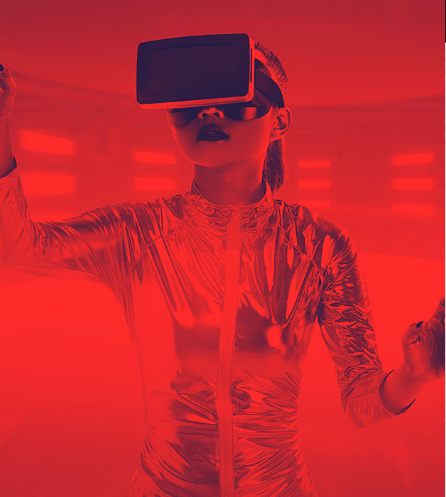 Imagem de uma mulher utilizando um óculos de realidade virtual
