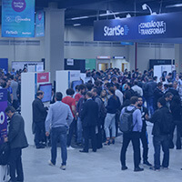 Imagem de pessoas de pé, fazendo networking, em um evento da StartSe