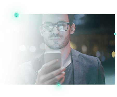 Imagem de um homem olhando no smartphone