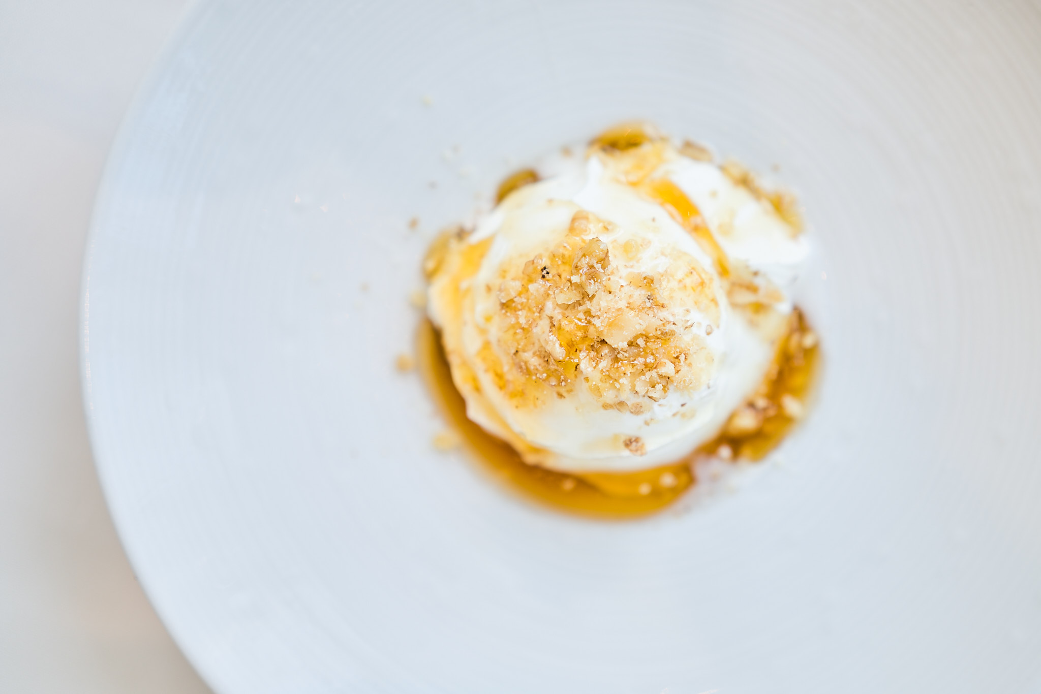 Hay platos que pueden ser el prólogo perfecto para una cocina, aunque fuera el postre, como este yogurt griego con miel y semillas.