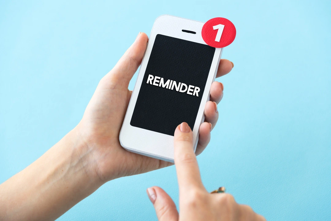 Automated reminders on a mobile device to reduce missed pickups