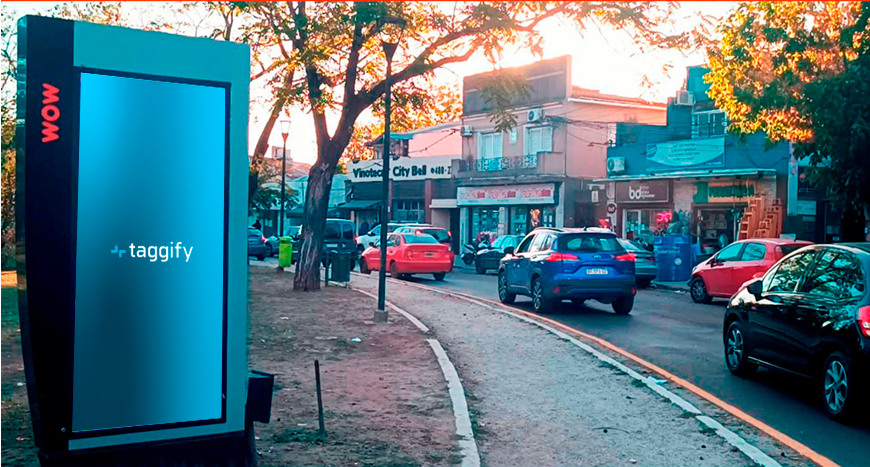 AR - Buenos Aires - La Plata - Plaza Belgrano - Mupi - La Plata