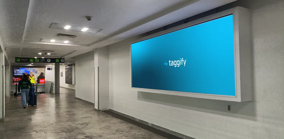 MX - CDMX - Aeropuerto - Venustiano Carranza - Pasillo Conector De Modulo Xi A Migracion - VW 18 - Mexico City