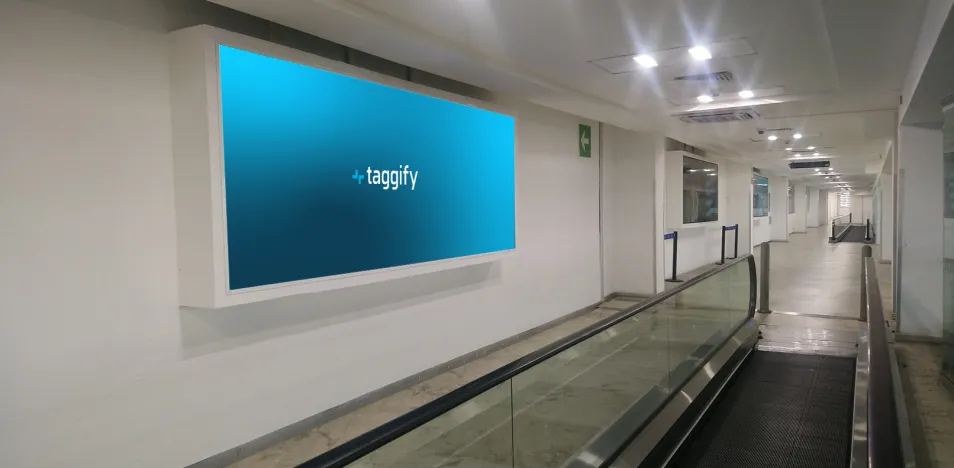 MX - CDMX - Aeropuerto - Venustiano Carranza - Pasillo Conector De Modulo Xi A Migracion - VW 28 - Mexico City