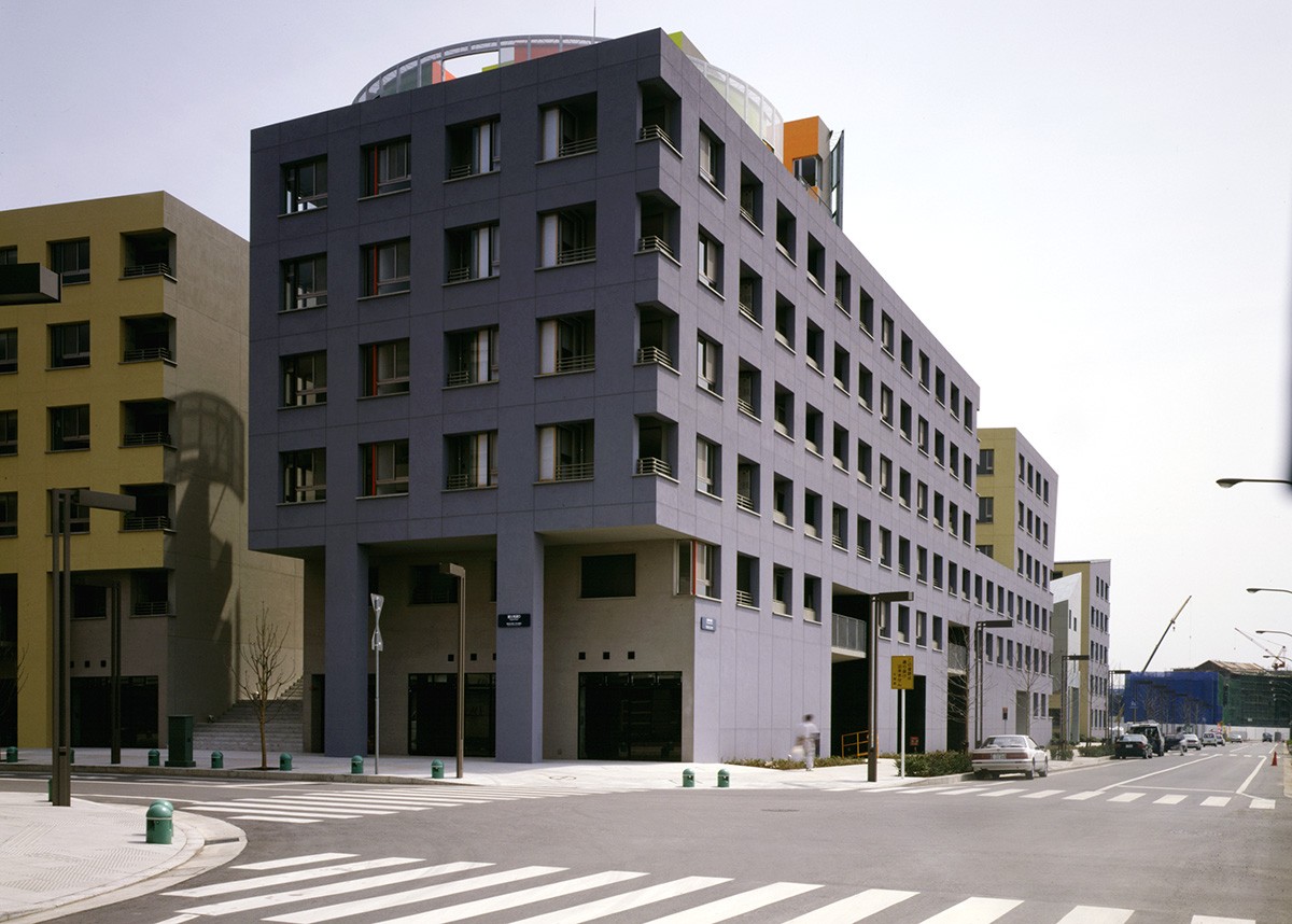https://s3.us-east-2.amazonaws.com/steven-holl/uploads/projects/project-images/PaulWarchol_Makuhari_96-031-02B_WC.jpg https://s3.us-east-2.amazonaws.com/steven-holl/uploads/projects/project-images/PaulWarchol_Makuhari_96-031-02B_WC.jpg