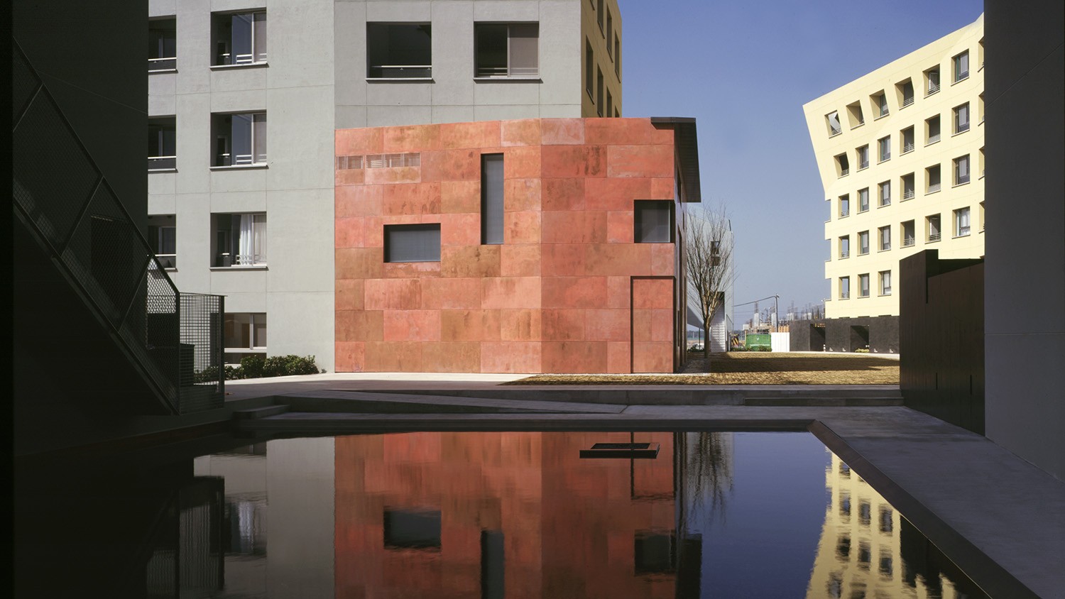 https://s3.us-east-2.amazonaws.com/steven-holl/uploads/projects/project-images/PaulWarchol_Makuhari_96-031-15B_WH.jpg https://s3.us-east-2.amazonaws.com/steven-holl/uploads/projects/project-images/PaulWarchol_Makuhari_96-031-15B_WH.jpg
