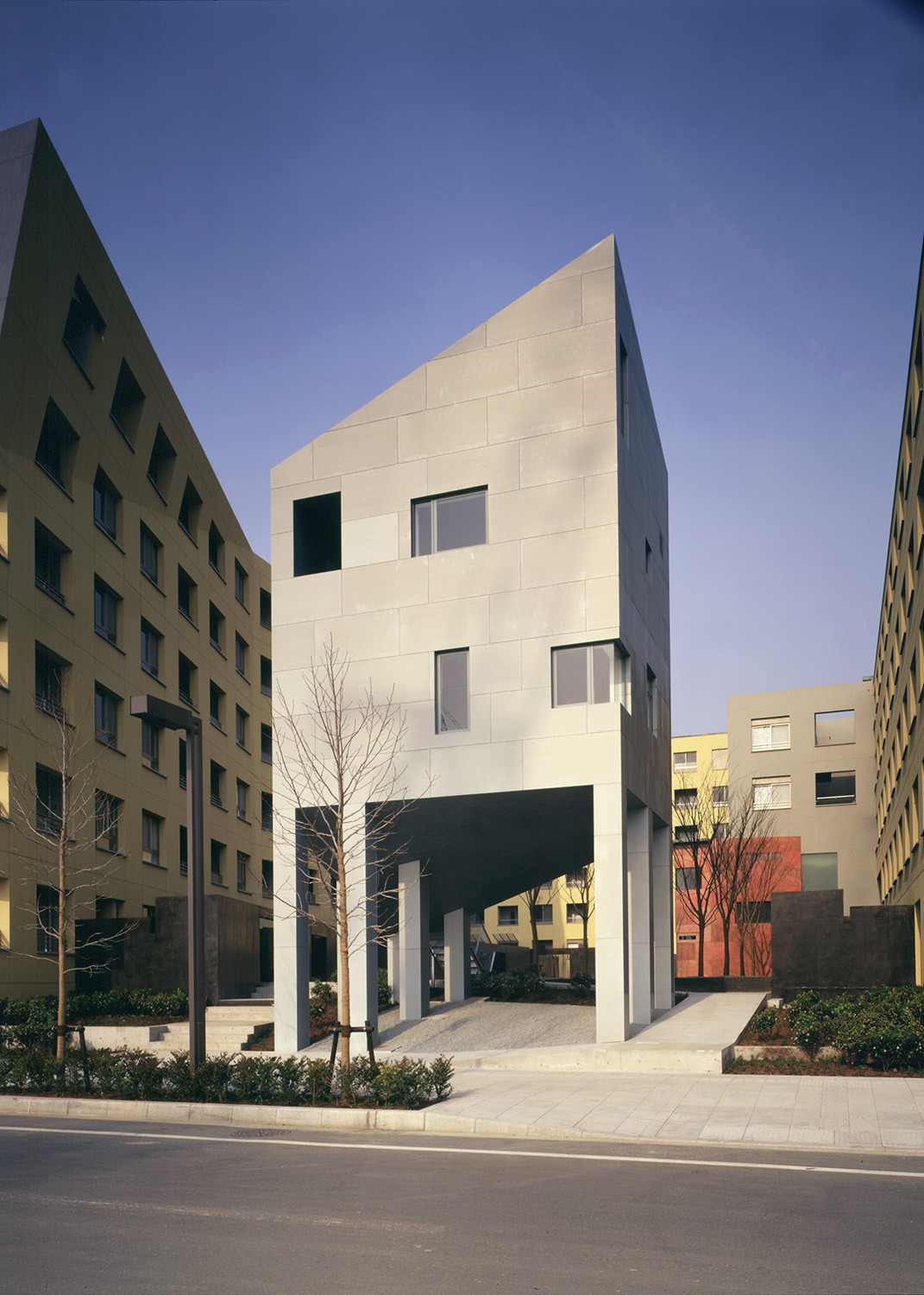 https://s3.us-east-2.amazonaws.com/steven-holl/uploads/projects/project-images/PaulWarchol_Makuhari_96-031-31B_WV.jpg https://s3.us-east-2.amazonaws.com/steven-holl/uploads/projects/project-images/PaulWarchol_Makuhari_96-031-31B_WV.jpg