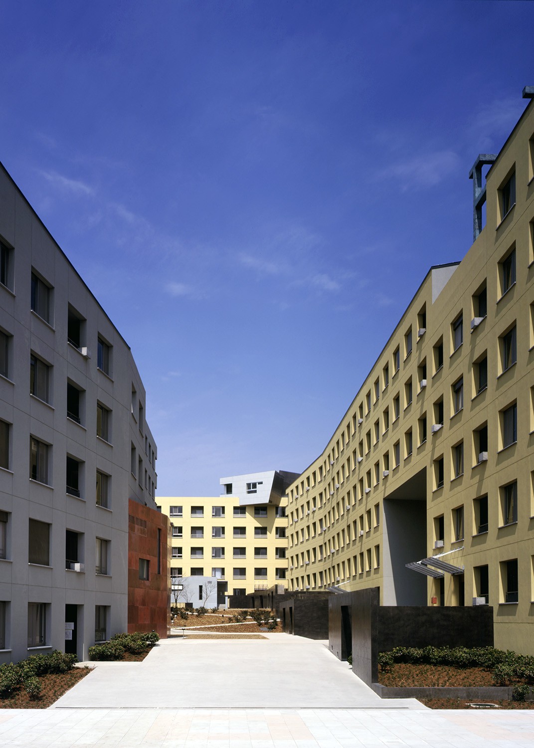 https://s3.us-east-2.amazonaws.com/steven-holl/uploads/projects/project-images/PaulWarchol_Makuhari_96-031-40B_WV.jpg https://s3.us-east-2.amazonaws.com/steven-holl/uploads/projects/project-images/PaulWarchol_Makuhari_96-031-40B_WV.jpg