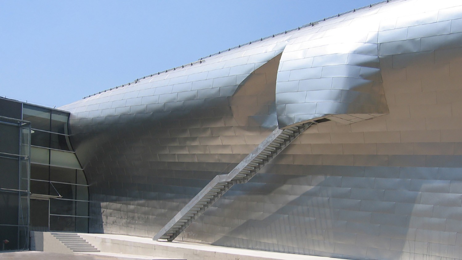 https://s3.us-east-2.amazonaws.com/steven-holl/uploads/projects/project-images/StevenHollArchitects_Whitney_EntranceView_WH.jpg https://s3.us-east-2.amazonaws.com/steven-holl/uploads/projects/project-images/StevenHollArchitects_Whitney_EntranceView_WH.jpg