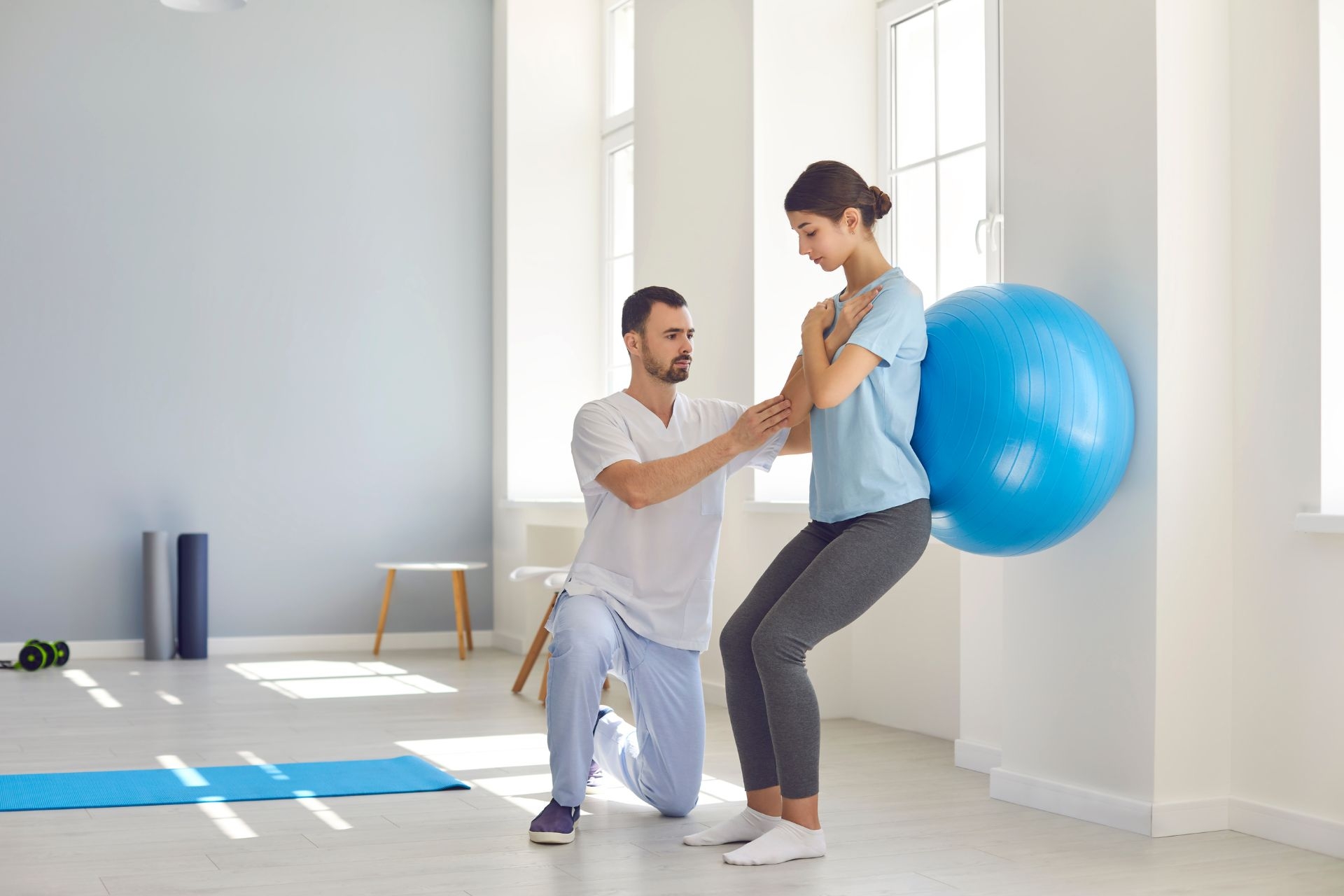 What are the key differences between static stretching and dynamic stretching in a warm-up routine for strength and conditioning?