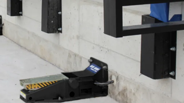 Loading dock vehicle restraints