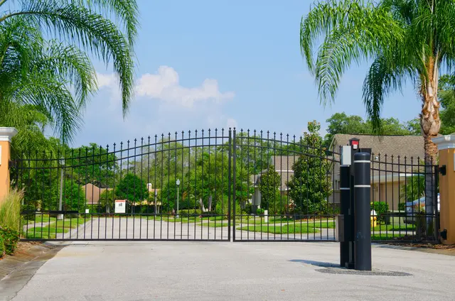 Double swinging gate