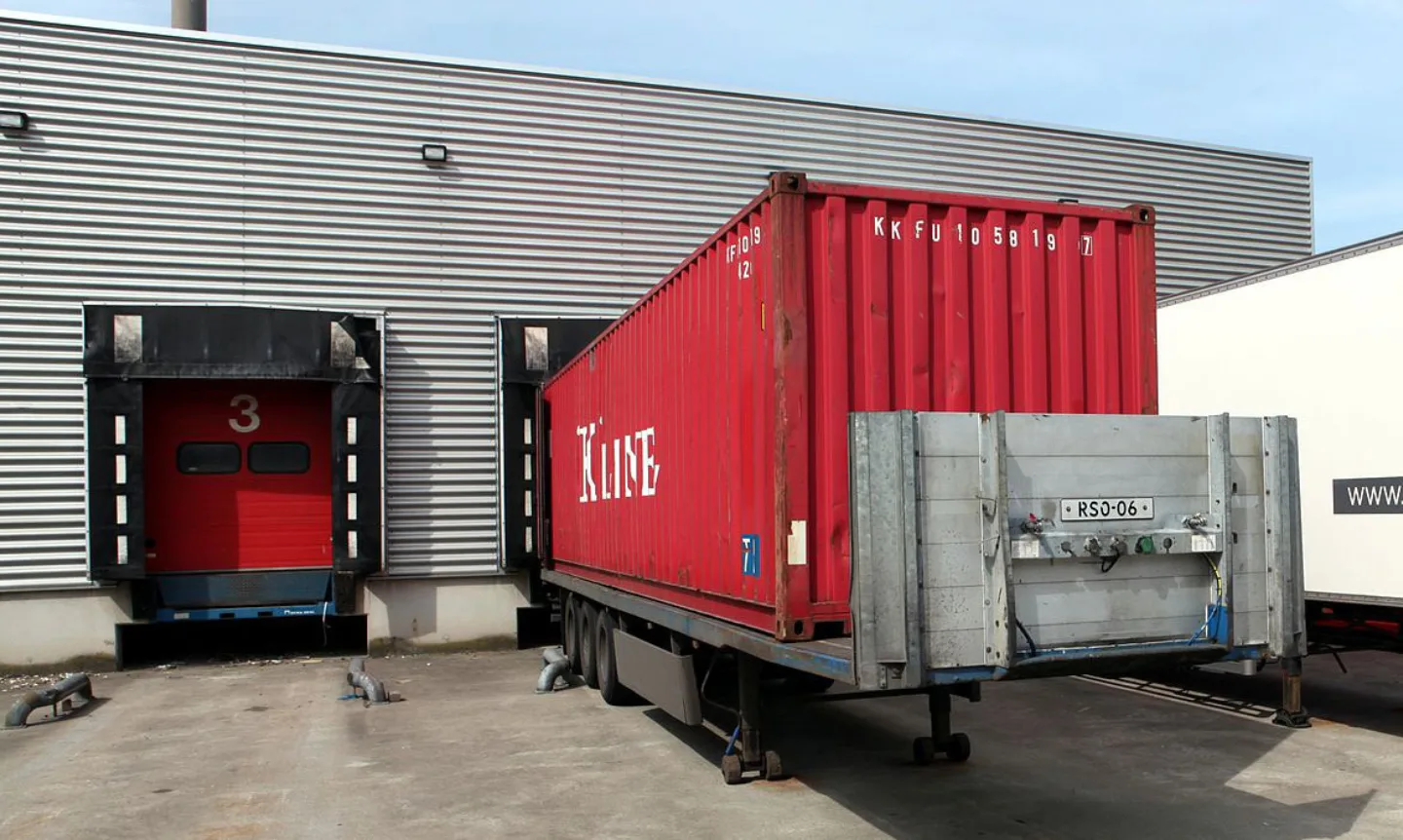 Loading dock leveler