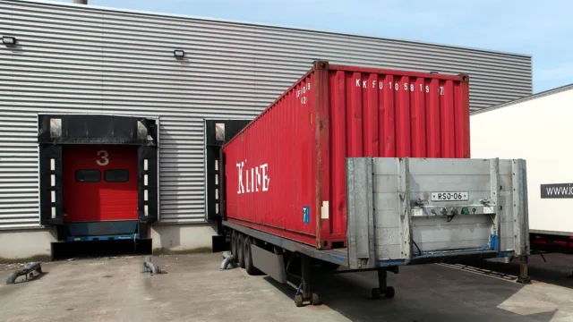 Loading dock leveler