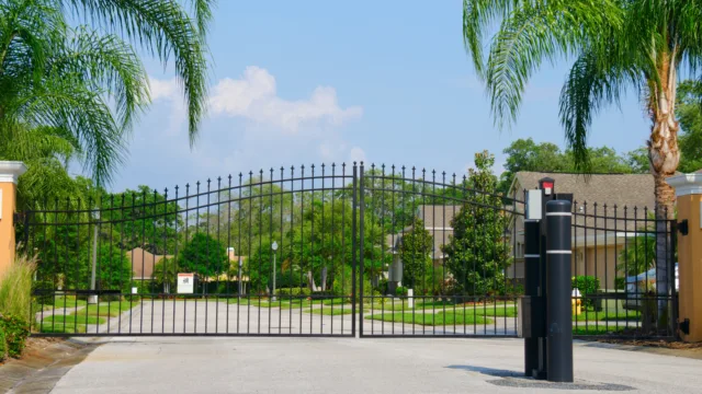 Double swinging gate