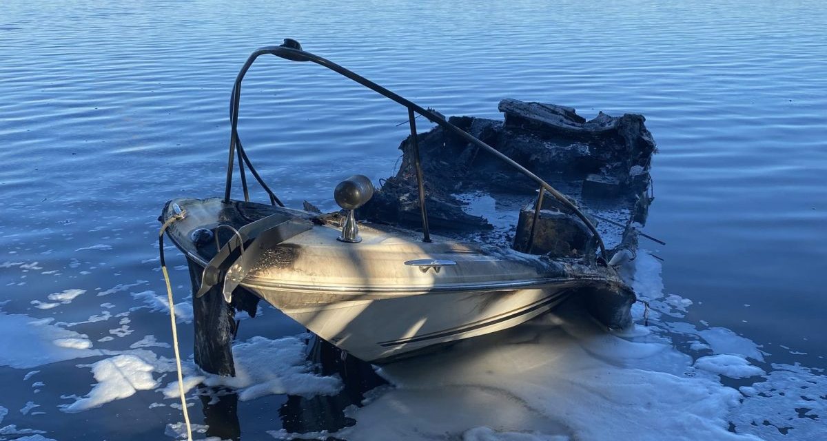 Boat fire near L’Orignal