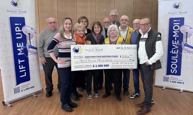 Optimist Club of St-Eugène and Ste-Anne-de-Prescott, with Hawkesbury Delta Bingo and Gaming donates to Residence campaign
