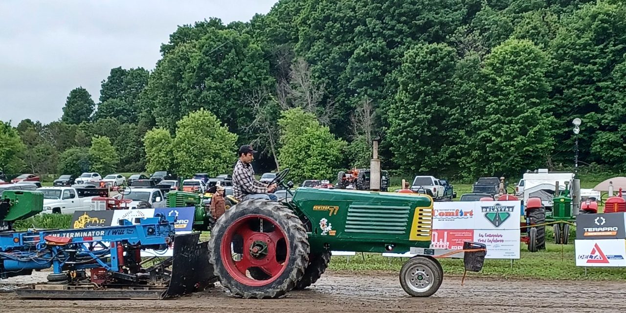 Doing things the old way at Antique Day in Sainte-Anne-de Prescott