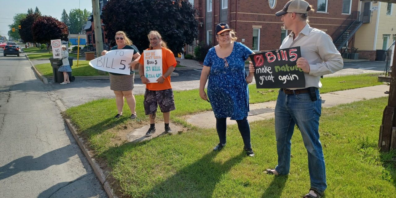 Protest in Hawkesbury as legislature adopts Bill 5